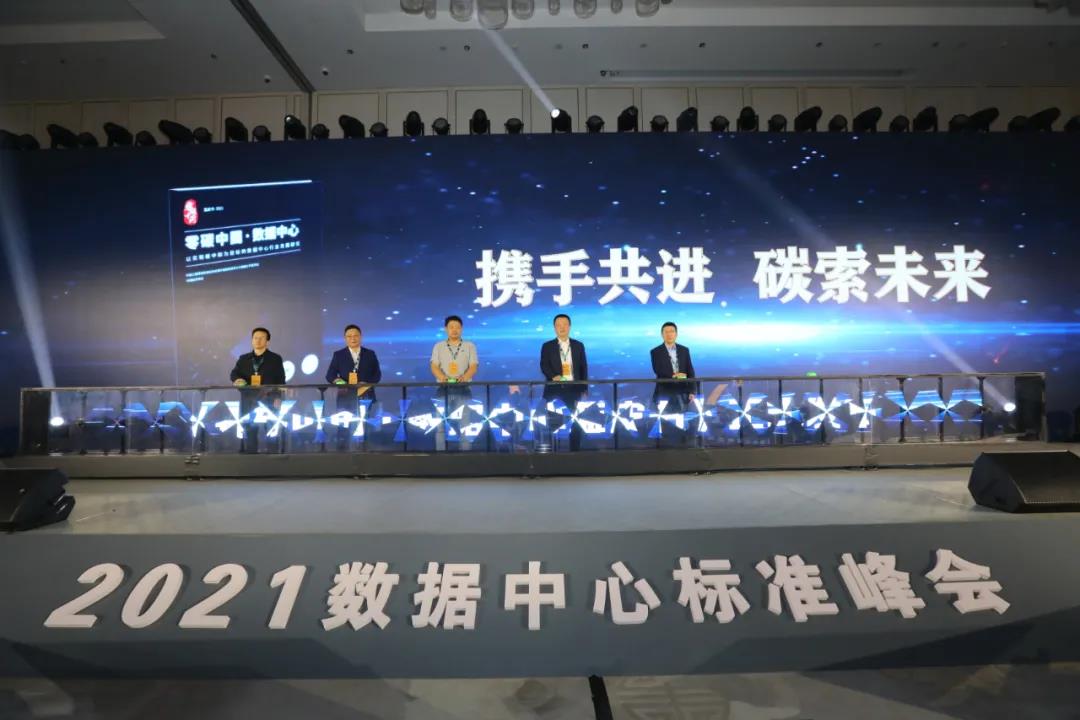女人荫蒂被添全过程频