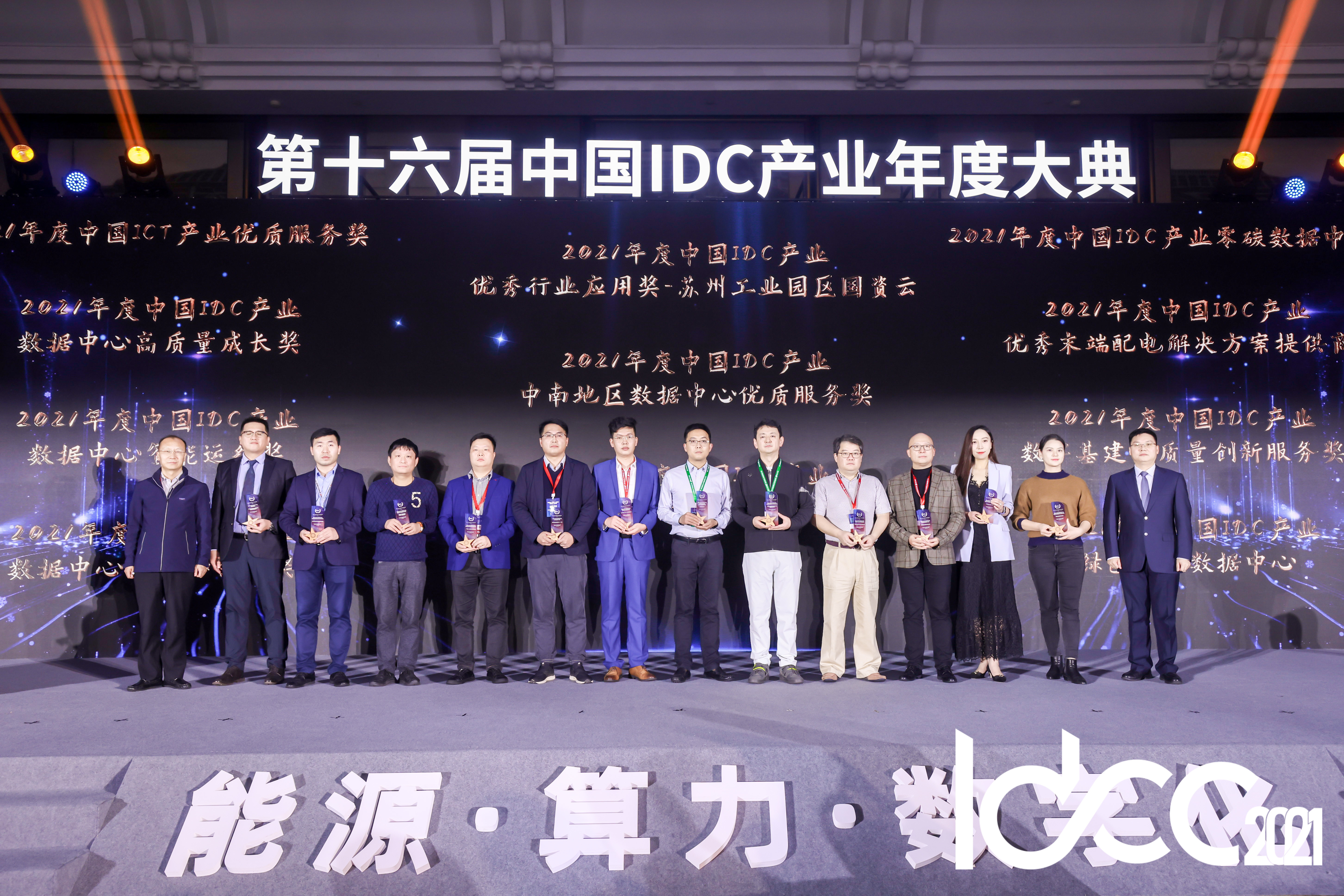 女人荫蒂被添全过程频