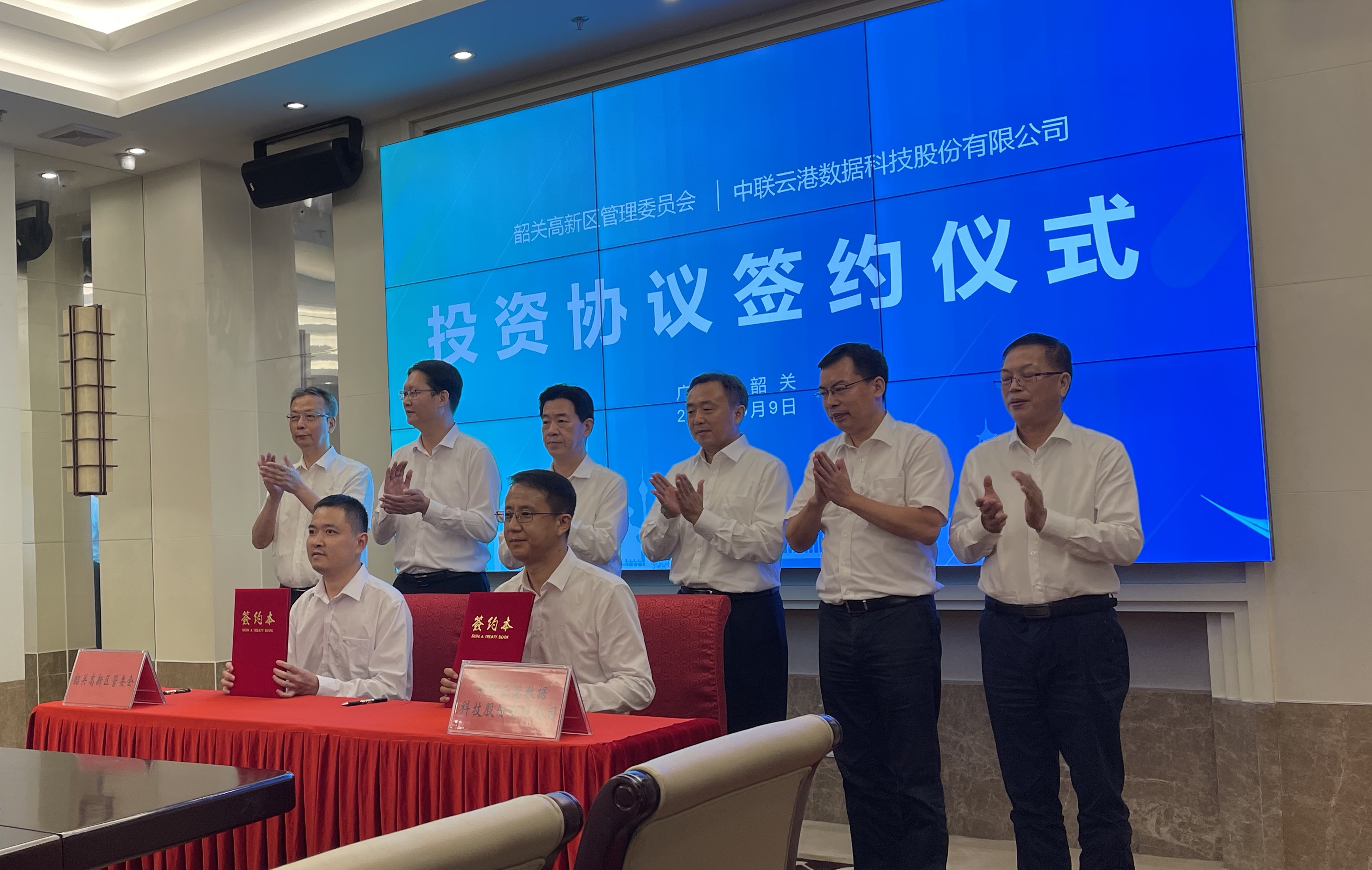女人荫蒂被添全过程频