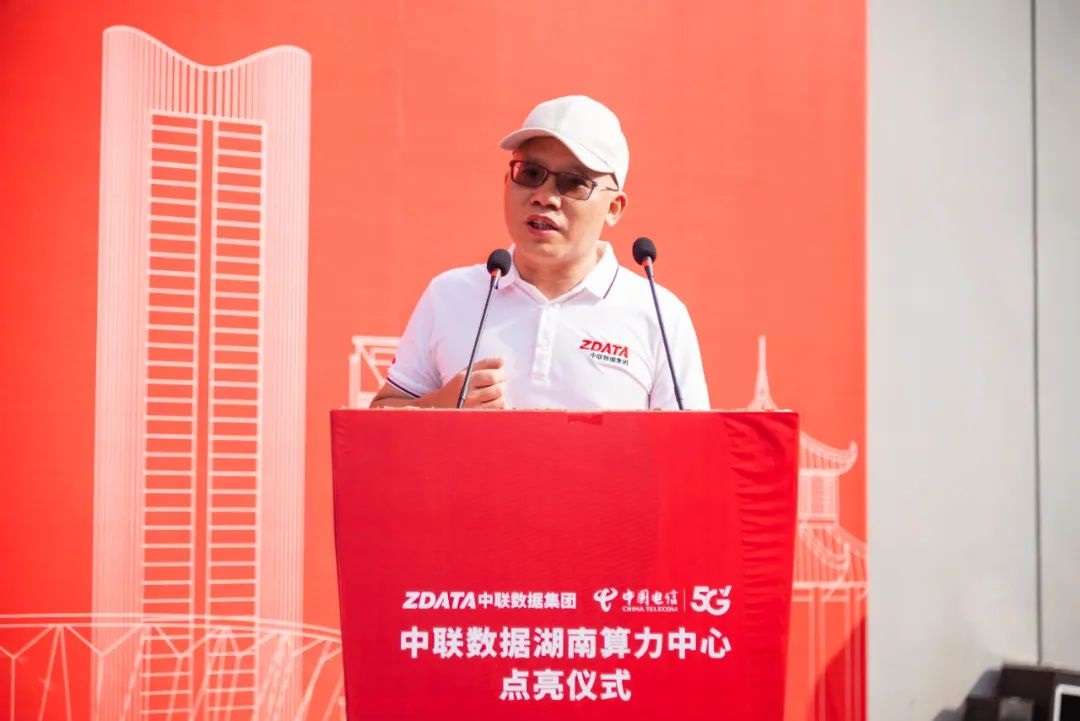 女人荫蒂被添全过程频