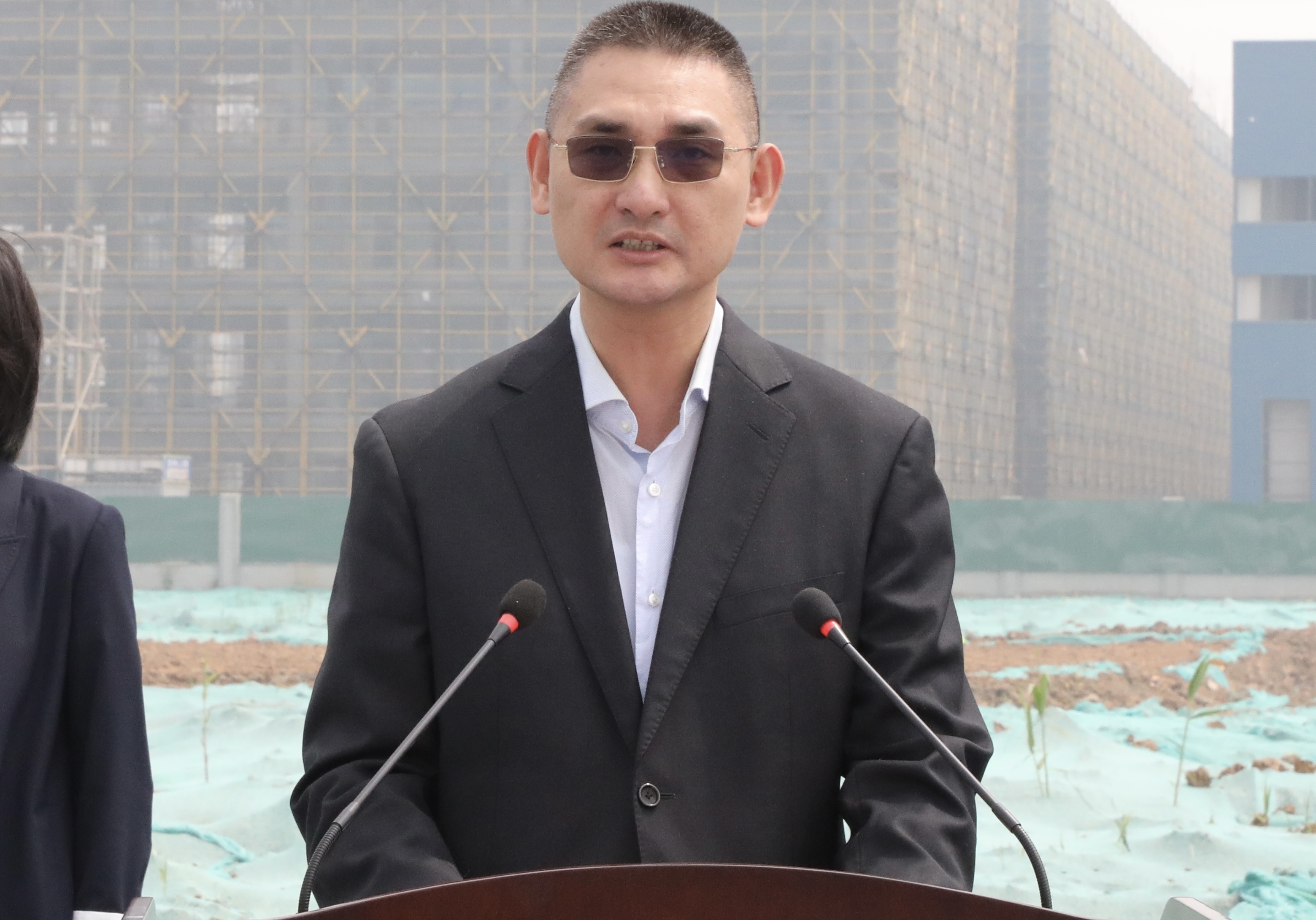 女人荫蒂被添全过程频